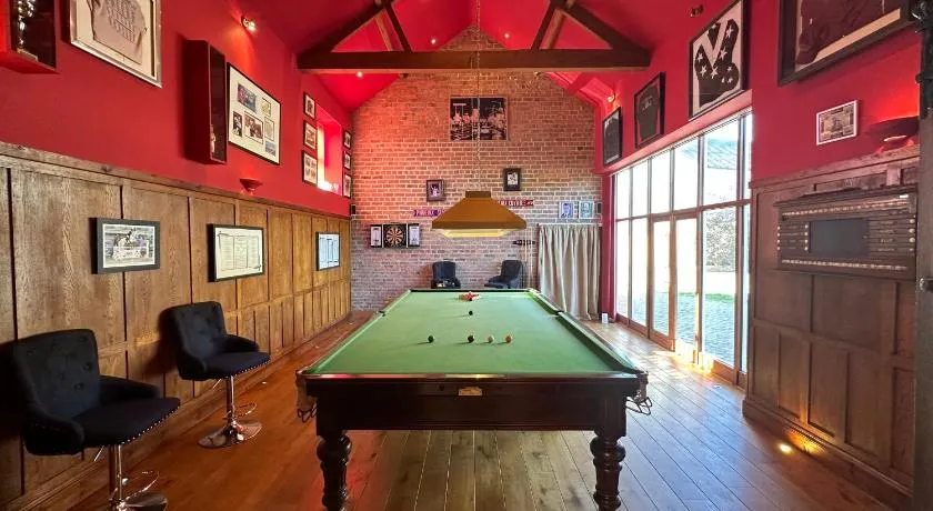 Woodland View with Hot Tub and Snooker Table - Image 1