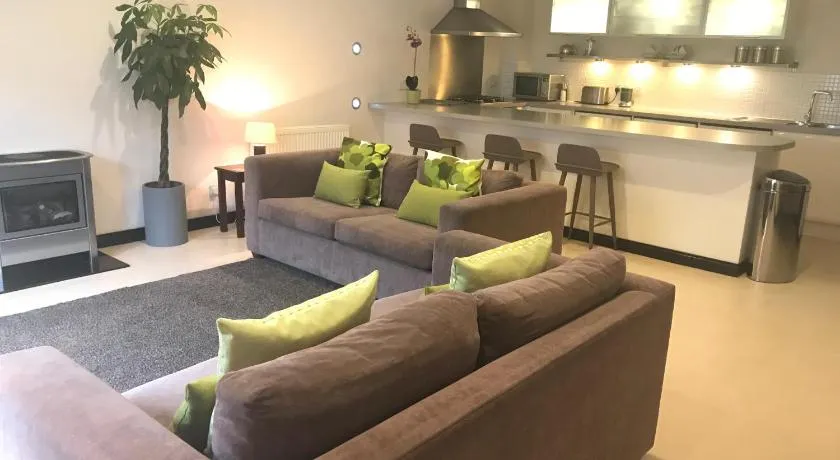 Aaron Glen Apartments - Image 1