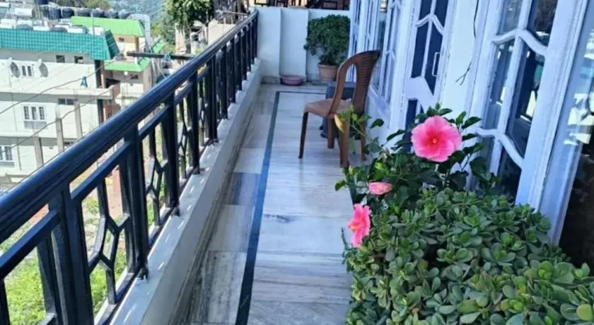 Harmony Homestay Couple & Family friendly prime location Easy access to Mall Rd -City view-Wifi- kitchen-Smart tv Netflix - Image 1