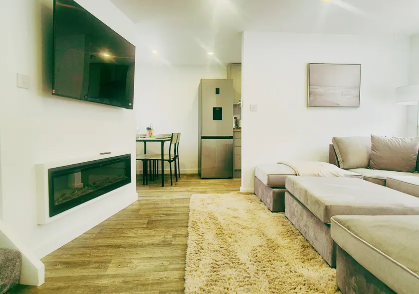 Spacious & Luxury 2BR Flat in Calverton - Image 1