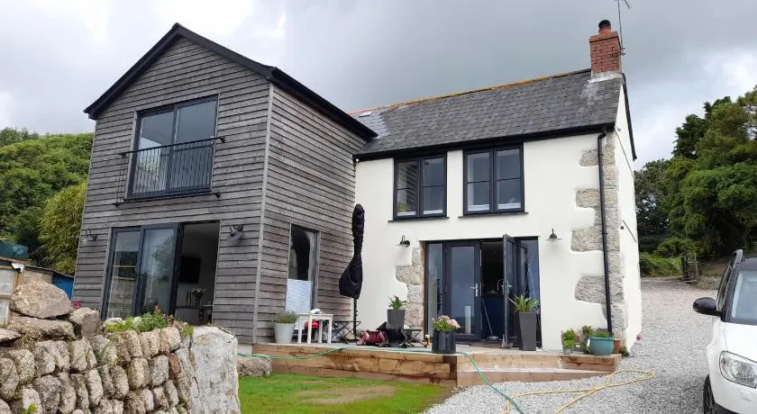 Luxurious property set in the heart of Cornwall with breathtaking views -Rhubarb Cottage - Image 1