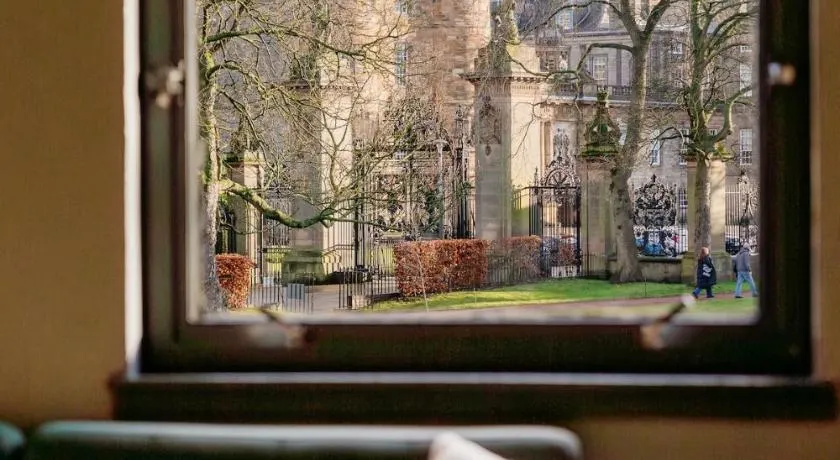 Bottom of Royal Mile 7 Beds Sleeps 8 3 Bthrooms - Image 1