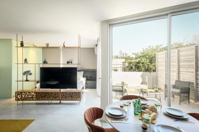 Modern Studio Apt with Balcony - Image 1