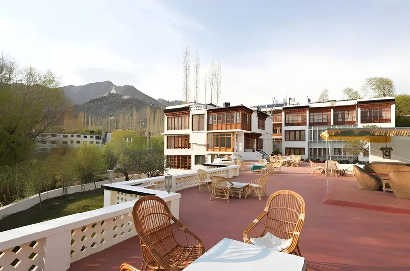 Omasila Hotel - Image 1