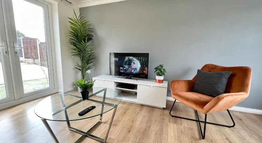 Spacious 3-Bedroom house with 5 beds and sofa-bed - Image 1