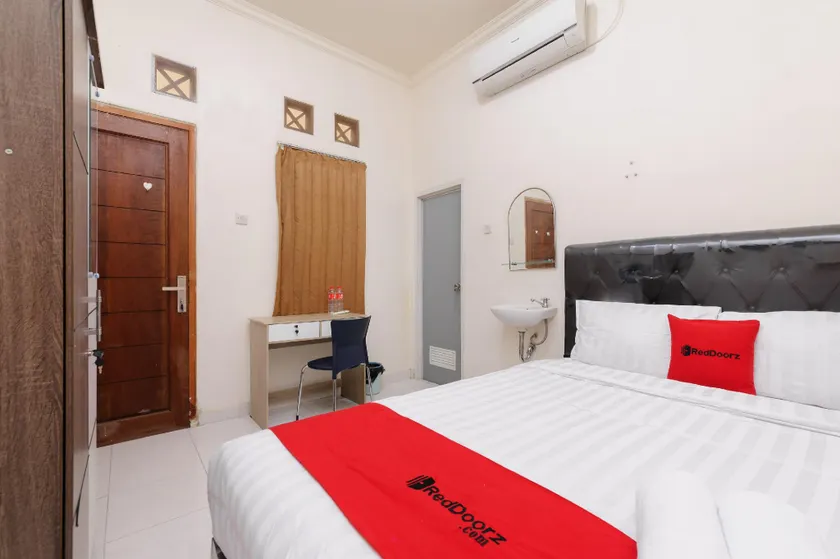 RedDoorz at Meruya Utara - Image 1