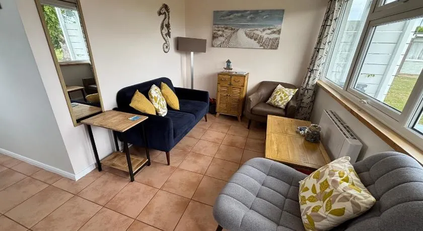 226, Two bed newly refurbished detached chalet on Sund0wner Holiday Park - Sleeps 4, pet friendly - bed linen, towels plus electricity all included - Image 1