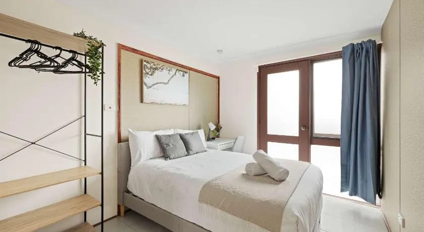 Quaint Double Room - Private Spot at Milperra - Shared Bathroom - Image 1