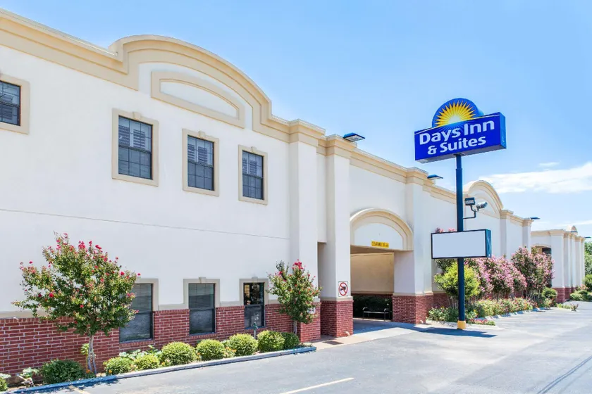Days Inn & Suites by Wyndham Big Spring - Image 1