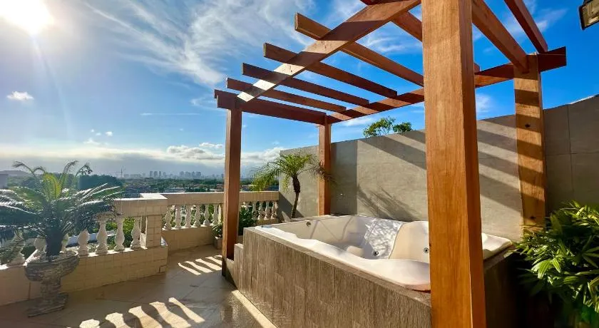 Cobertura de 3 quartos com hidromassagem e vista do por-do-sol - Image 1