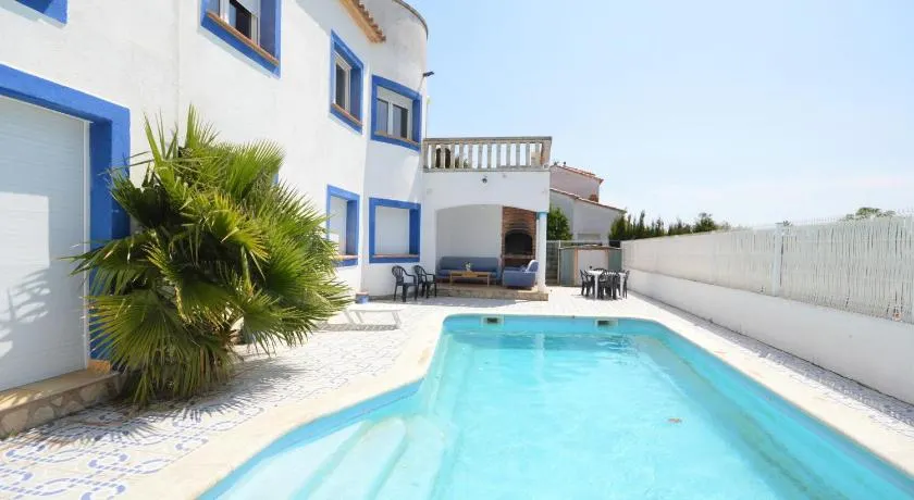 Ferienhaus mit Pool, Garten, A/C, Grill, WLAN und Parkplatz, nah am Strand - Image 1