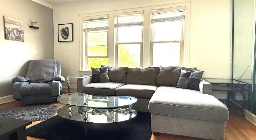 Prime location - Cozy 3bd near downtown! Free parking & fast WiFi! - Image 1