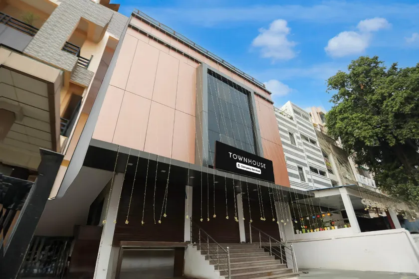 Super Townhouse Central Prayagraj Bus Terminal Formerly Amba Palace - Image 1
