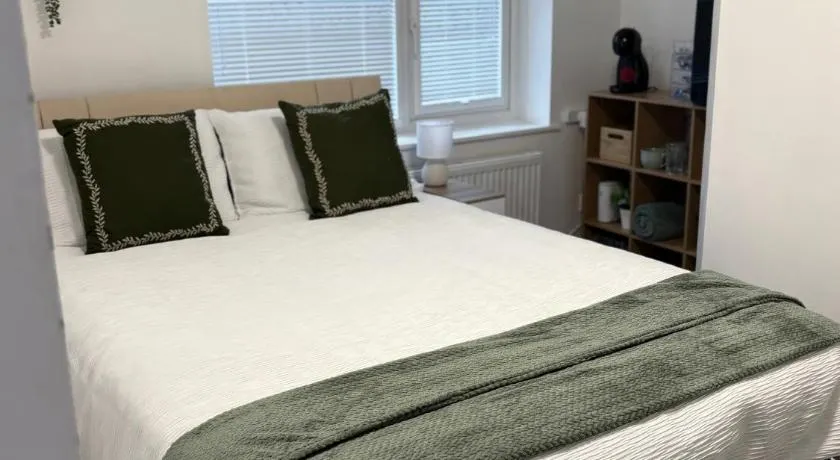 The Snug Guestroom Poole - Image 1