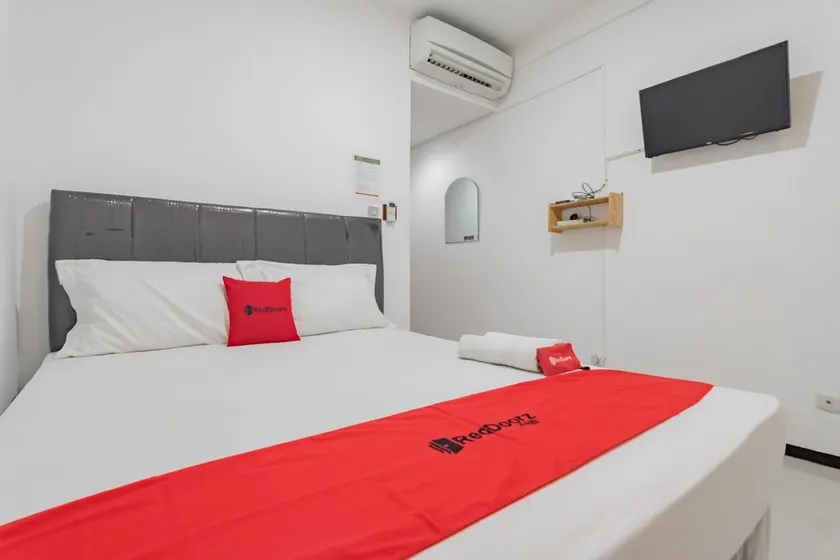RedDoorz Syariah At Afifah Guest House near Bikasoga Sport Center - Image 1