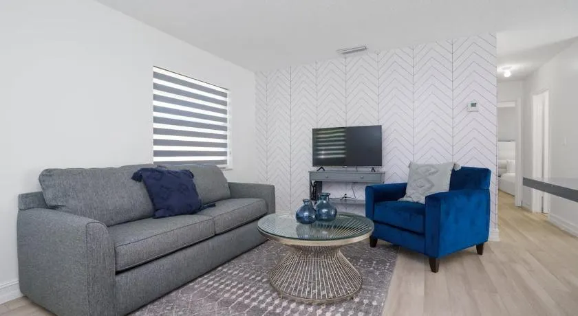 Blue Door Duplex Renovated Parking and Designed - Image 1