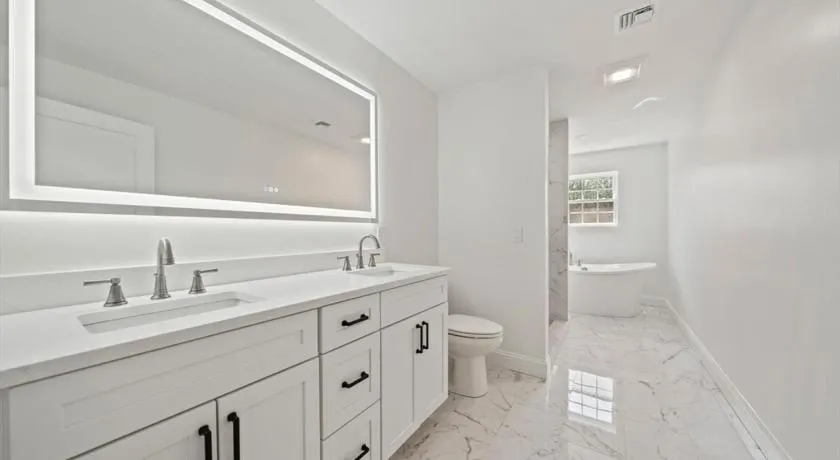 Soaking Tub Luxury 3-Bedroom TownHouse - Image 1