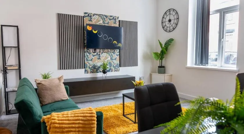 Stylish 3BR 18mins to Peak District,Free, Parking Wifi,Netflix ,Sky Sports - Image 1