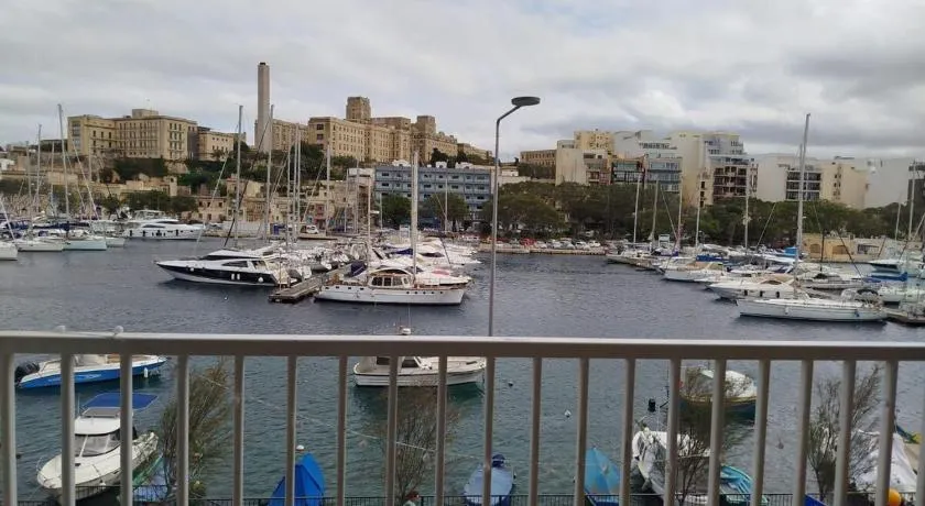 Sea View 4BR Apartment Msida Ta Xbiex Sleeps 8 - Image 1