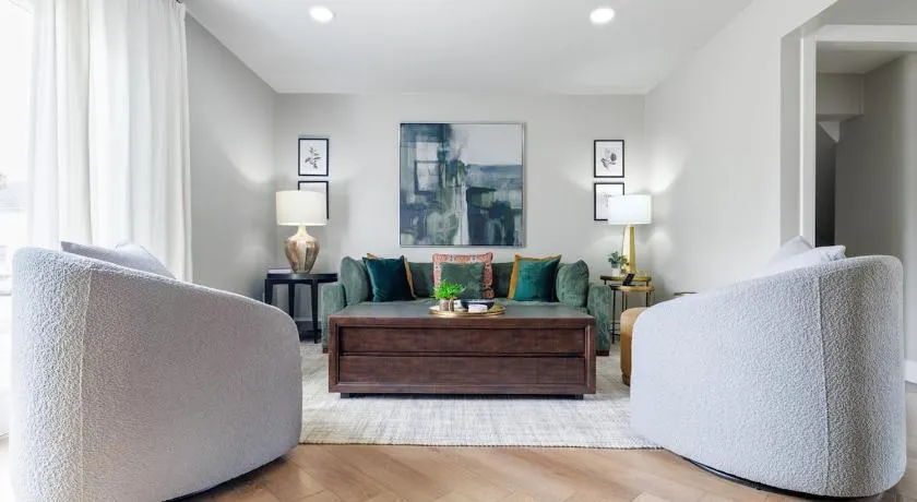 Walk to Notre Dame & Games & Concerts - 5BR-12 guests - Eddy St - Image 1