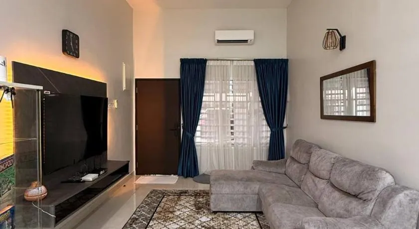 Huwayna Private Pool Homestay M U S L I M sahaja - Image 1
