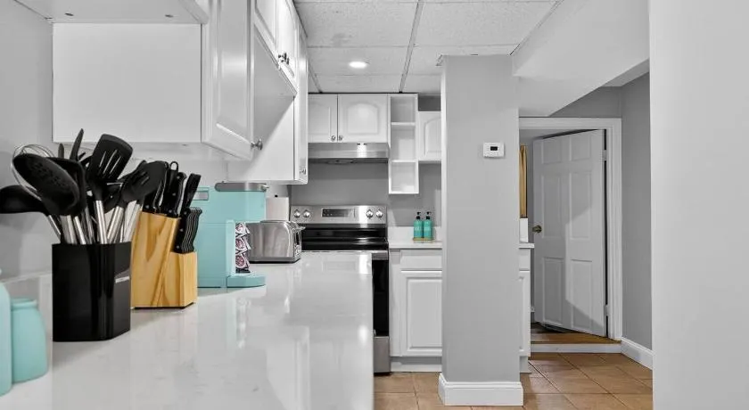 Vintage 2BR apt in Boston with Free Parking - Image 1