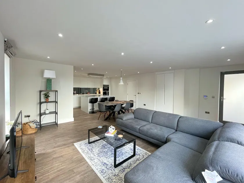 Luxury 2 Bedroom Apt with Parking - Image 1