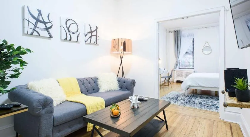 1567-1A New 2br PRIME upper East APT W&D - Image 1