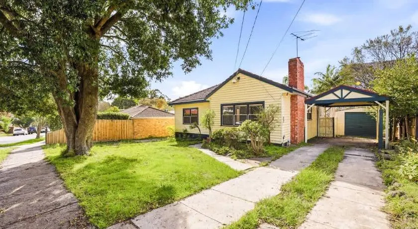 Spacious Ringwood Family Home Near Parks & Shops - Image 1
