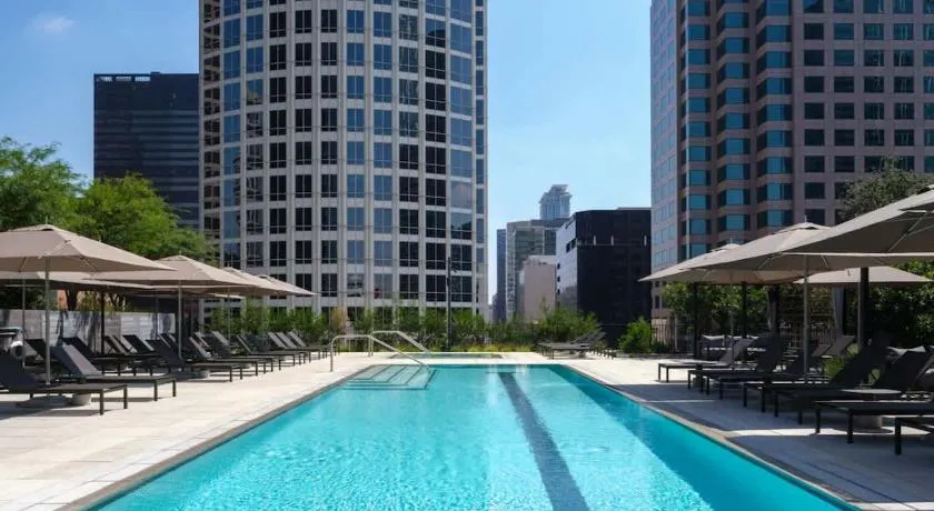Modern 2BR High-rise with Rooftop Pool close to Conv Center - Image 1