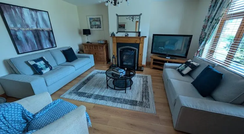 Hollybush House - Image 1