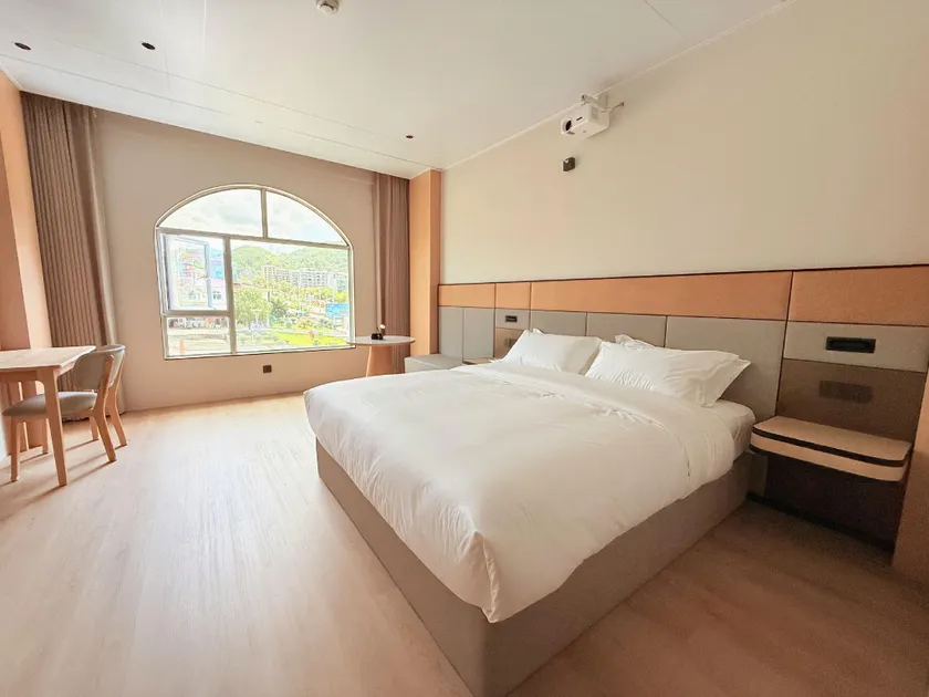 Shimao Sunshine Hotel - Image 1
