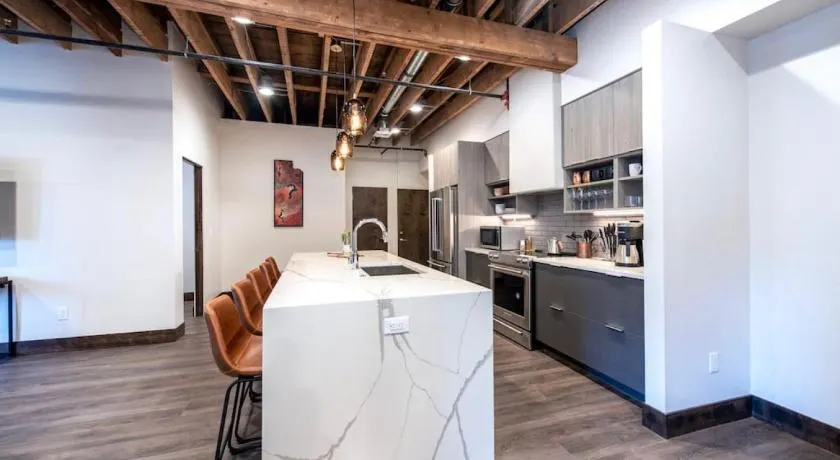 Historic Downtown Loft with King Bed and Wifi - Image 1