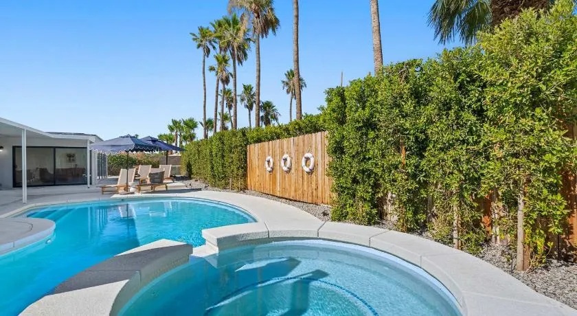 Aurora Oasis - Stylish 4 BDR - Image 1