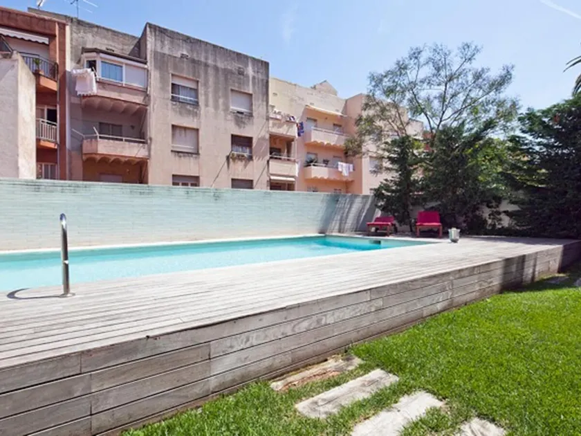 Apartment with terrace and pool near Park Güell - Image 1