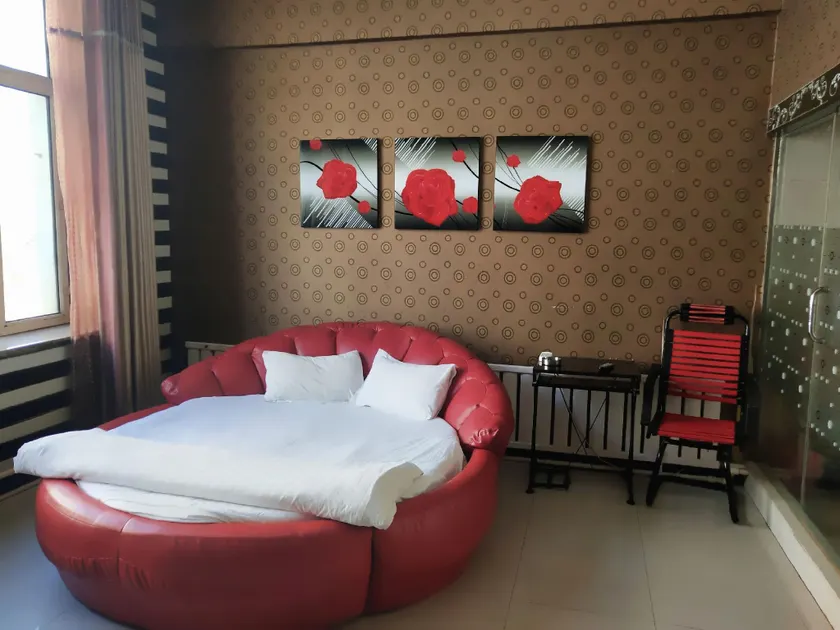 958 Express Hotel - Image 1