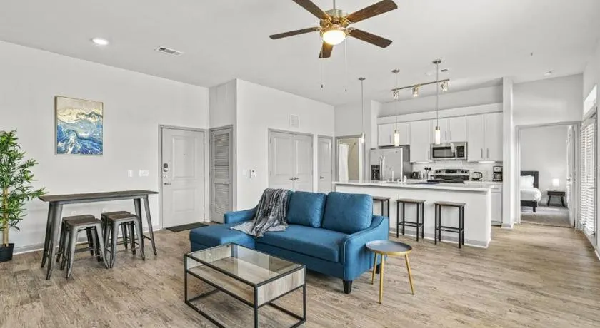 LUX 2B2B with Pool & Parking near the Heart of Austin - Image 1