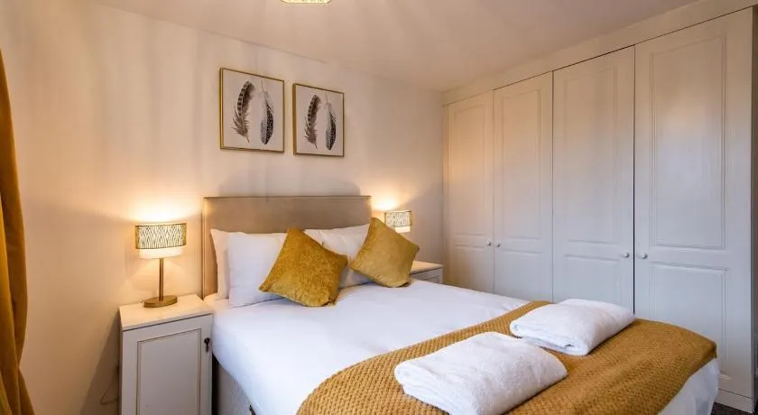5 Bedroom Family & Contractor House in Nuthall, Nottingham - Sleeps 9 - By CircleWay Homes - Image 1