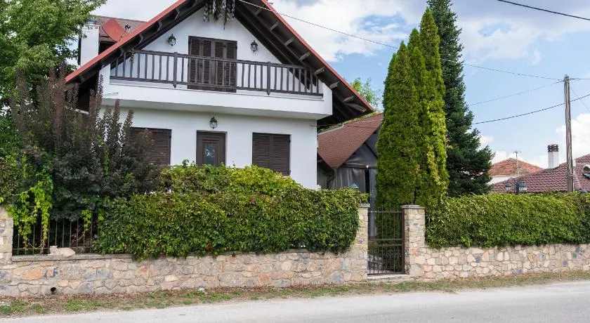 Luxury Traditional Villa - Image 1