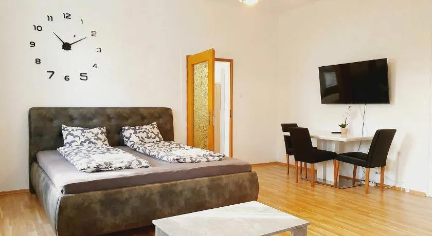 Vienna's Simmering Area, Budget-Friendly 2BR Apt with WIFI & TV - Image 1