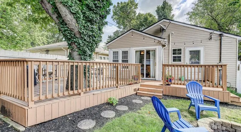 Charming bungalow deck & fire pit- Family Friendly - Image 1