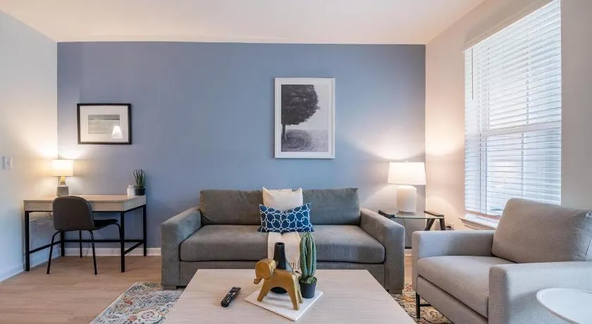 Landing Modern 1BD Pool - Image 1