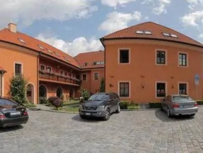 Hotel Octarna - Free On-site Parking - Image 1