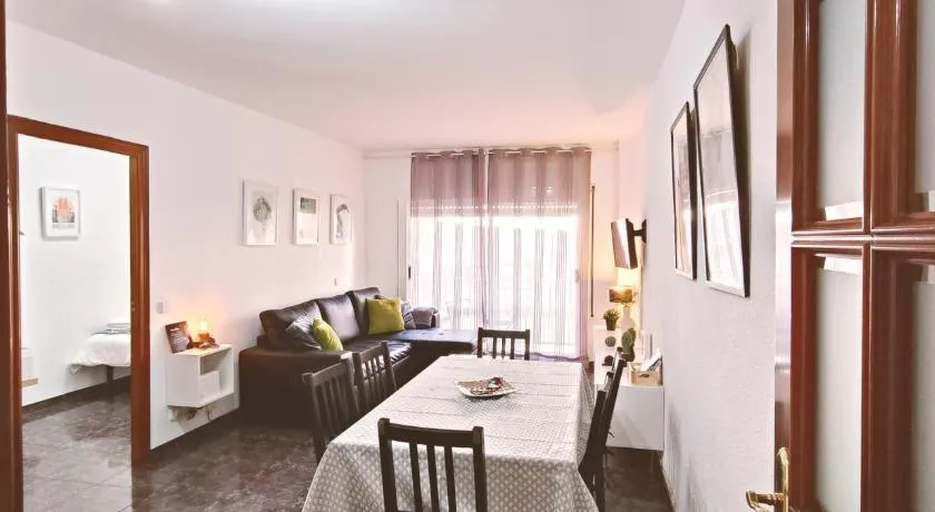 Apartamento Centric para 6 cerca de a playa y el tren - Image 1
