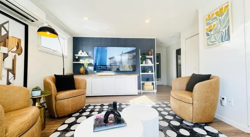 Spacious Poolside Boston Stay Sleeps 8 Pet Friendly - Image 1