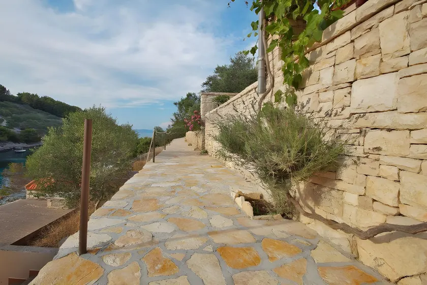 Stone House Mia - Image 1
