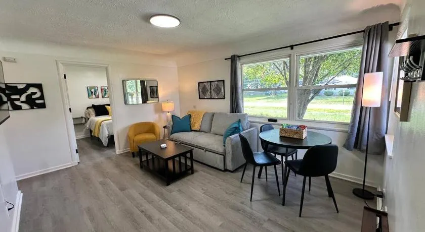 KING bed, Pet Friendly, Modern Retreat in CLE-BW - Image 1