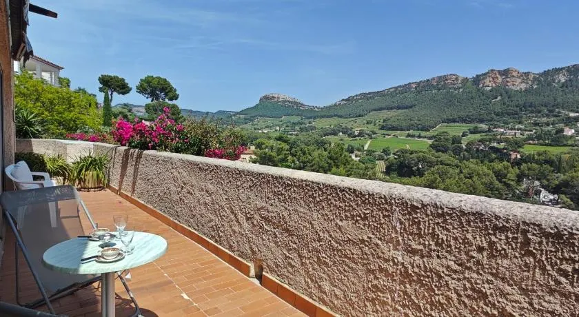 Charmant T2 à cassis - Image 1
