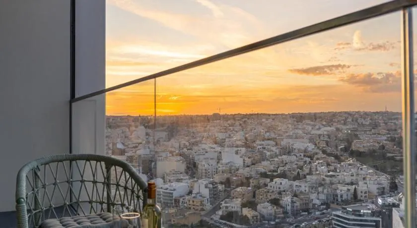 21st Floor Sunset Apartment - Mercury Tower with Pool Access by Stays Uniq - Image 1