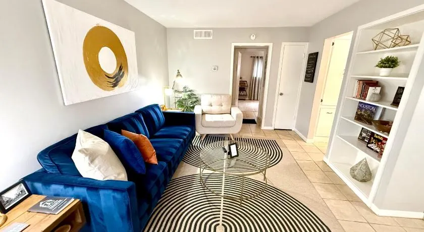 Montrose Stays Spotless Full APT! Free Parking!!! An Art Lover's Dream - Image 1